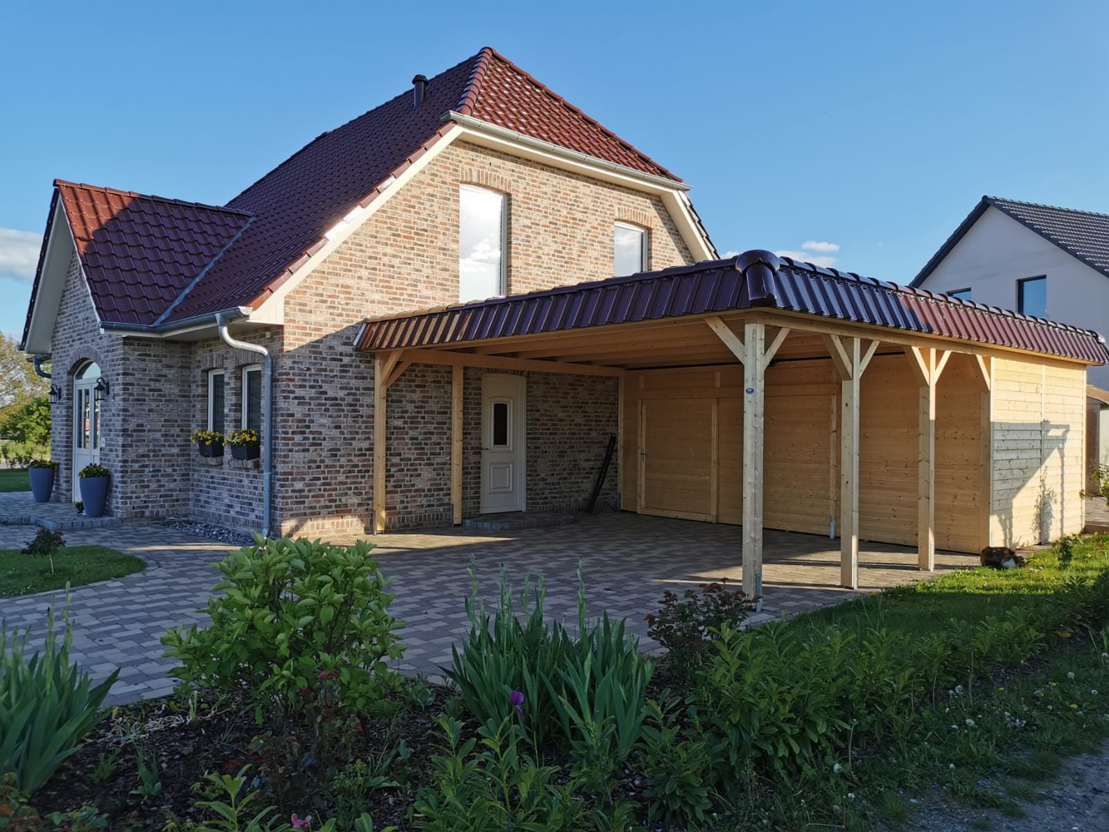Ein individuell eingepasster Carport vor einem eleganten Einfamilienhaus.