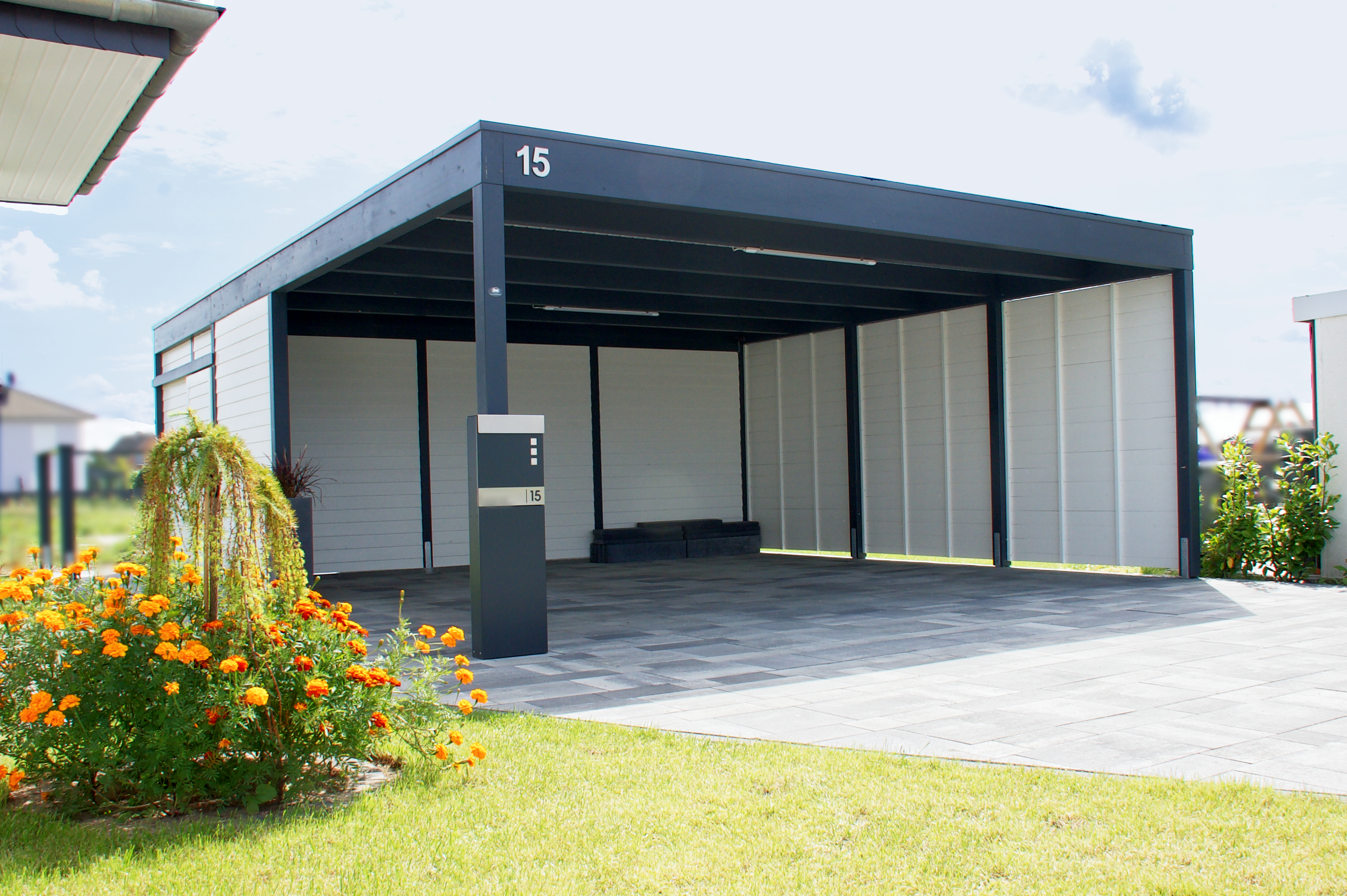 Eleganter Carport in einem Garten mit viel Platz